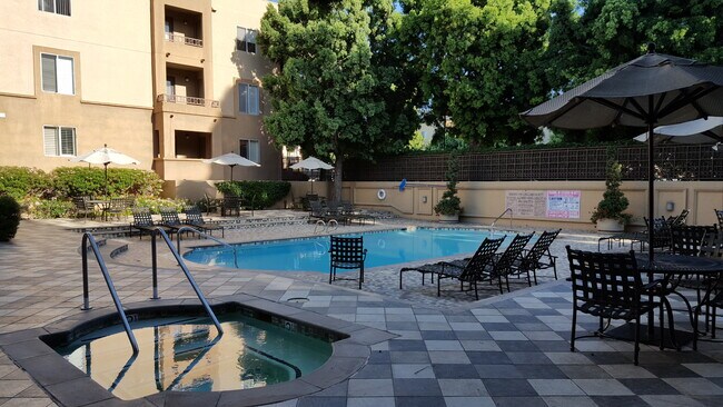 Building Photo - 3550 Lebon Dr