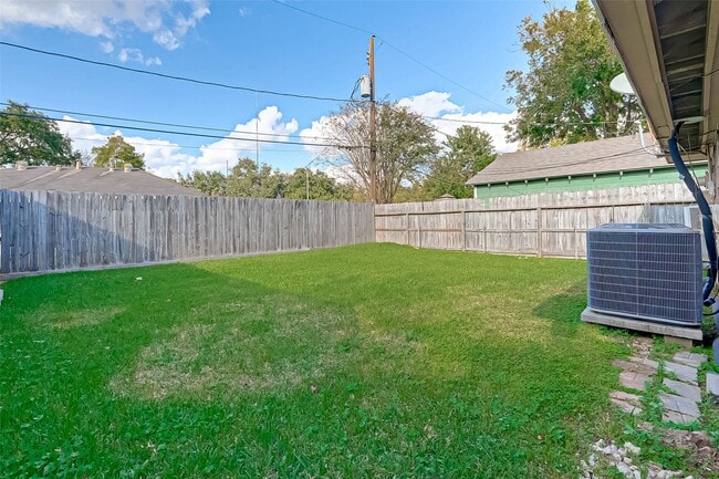 Building Photo - 6018 Berendo St