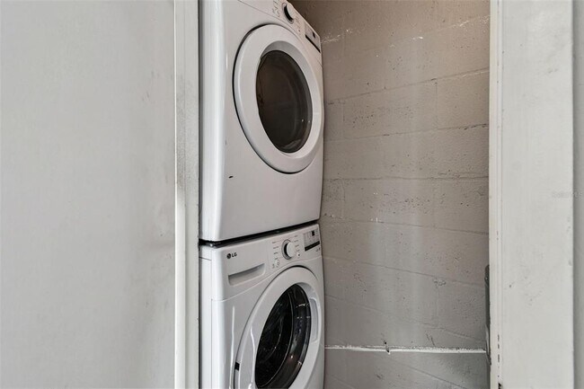 Building Photo - 9032 Mission Oaks Blvd