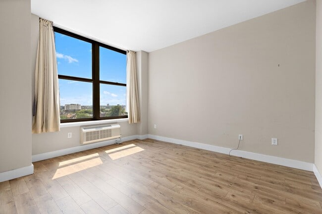 Building Photo - 102 Christopher Columbus Dr