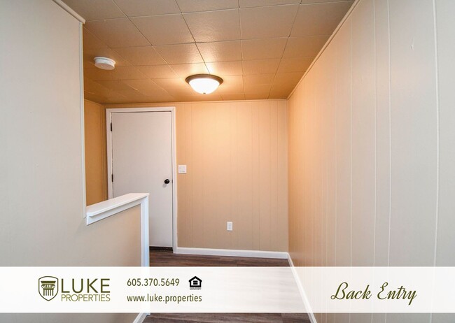 Building Photo - 226 N Lake Ave