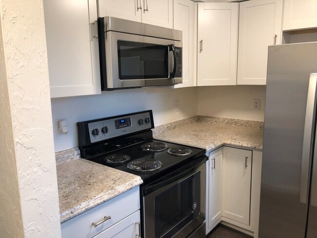 Building Photo - Updated 3 bedroom 1.5 bath duplex!