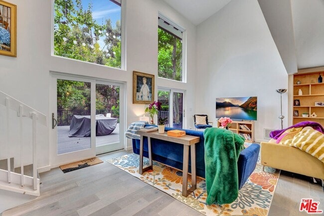 Building Photo - 3906 Alta Mesa Dr