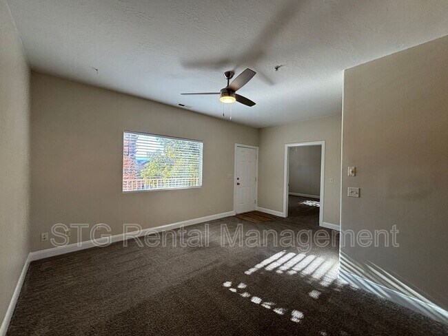 Building Photo - 700 N Main St