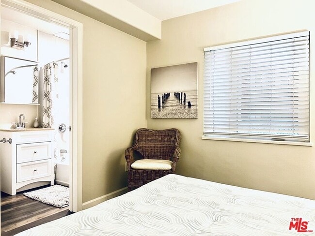 Building Photo - 1618 N Kenmore Ave