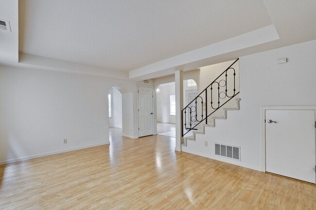 Building Photo - Lovely and spacious 3BR 2.5BA townhouse in...