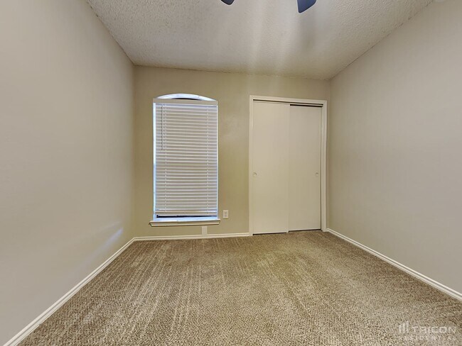 Building Photo - 906 Sylvan Creek Dr