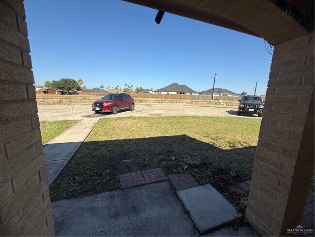 Building Photo - 18 Circle Dr