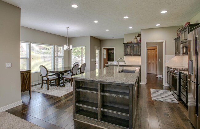 Building Photo - Stylish Living & Modern Comfort in Mission...