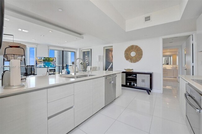 Building Photo - 2600 E Hallandale Beach Blvd