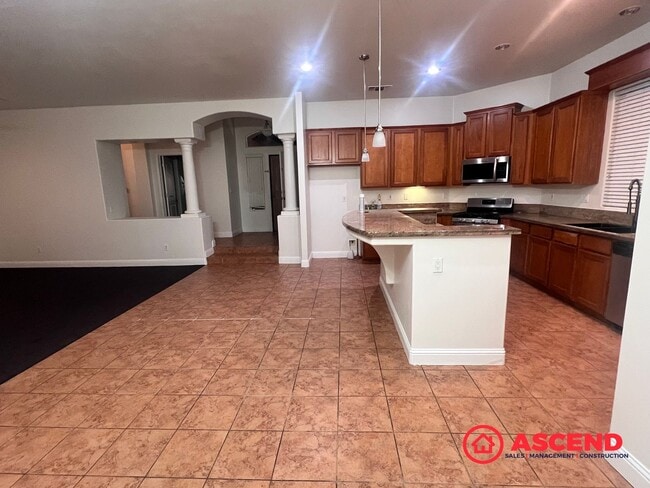 Building Photo - 4 Bed, 3 Bath Home with Modern Kitchen & Attached Garage