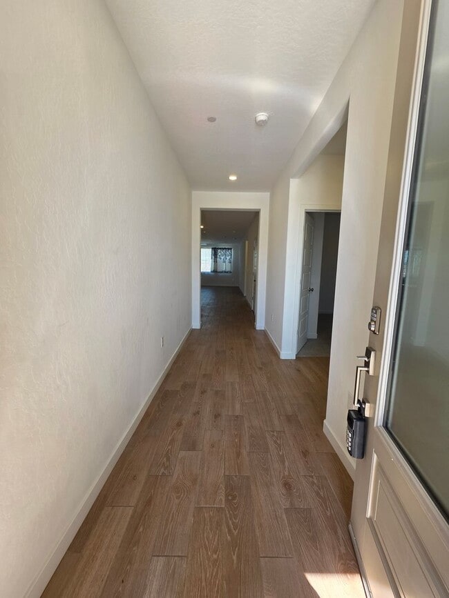 Building Photo - 3 bedroom 2 bathroom home with Solar and y...