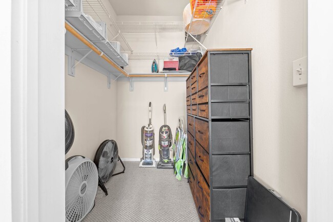 Building Photo - Downtown Island Hideaway -Mid Term Condo