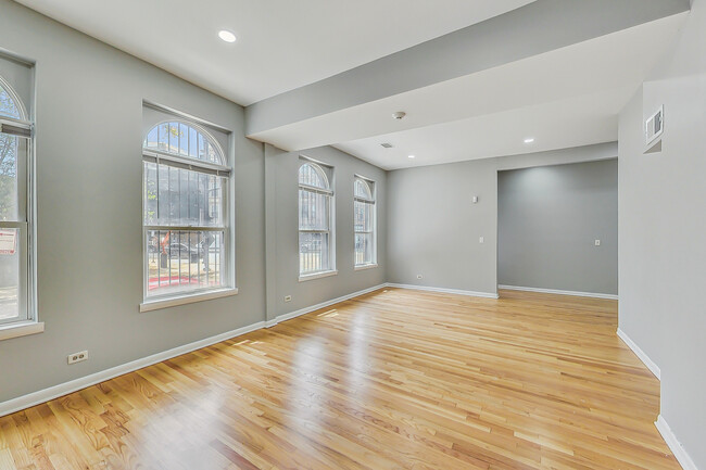 Building Photo - 864 W Aldine Ave