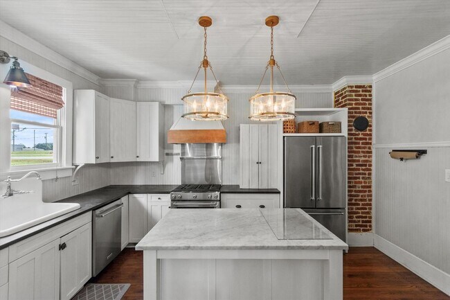 Building Photo - ASK ABOUT FREE RENT! Country Classic with Modern Convenience! Low maintenance!