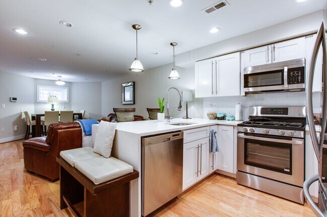Building Photo - Cozy 1 Bedroom Apartment in Bloomingdale!
