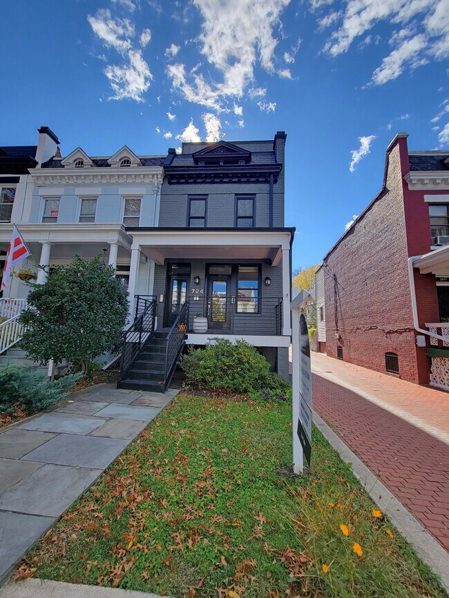 Building Photo - 724 Taylor St NW
