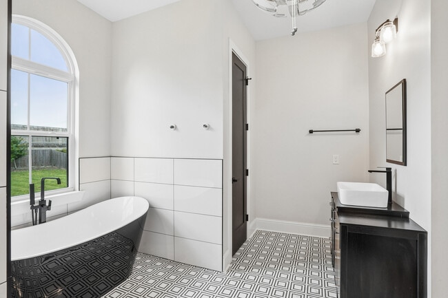 Building Photo - 5280 Warrington Dr