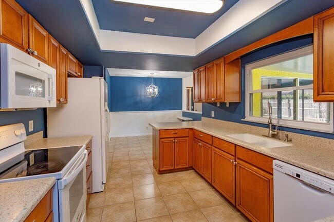 Building Photo - 8437 Alveron Ave