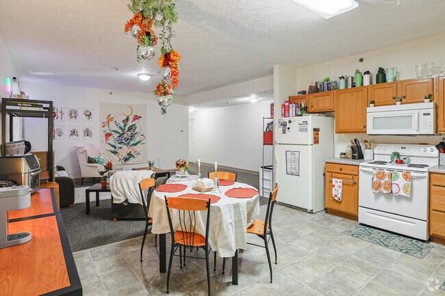 4BR, 2BA - 1,200SF - Dinning Room - University Commons