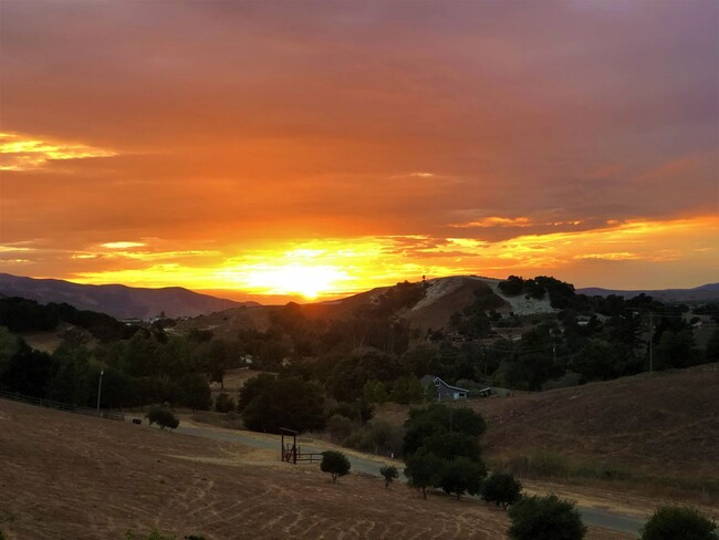 Building Photo - Spectacular Ranch House With Amazing Views!