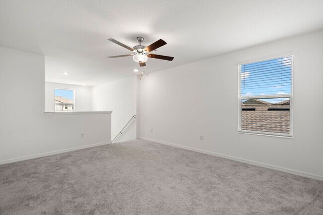Building Photo - LIKE NEW Home For Rent in Zephyrhills!