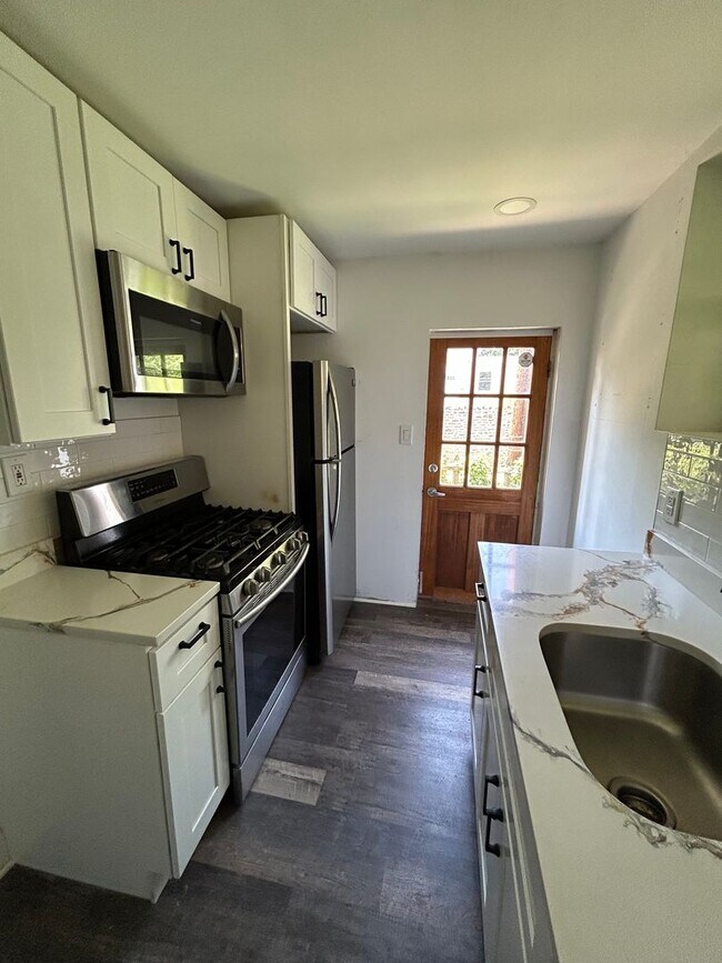 Building Photo - 5527 Ridge Ave
