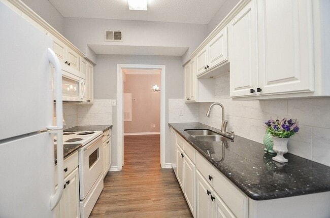 Building Photo - 2255 Braeswood Park Dr