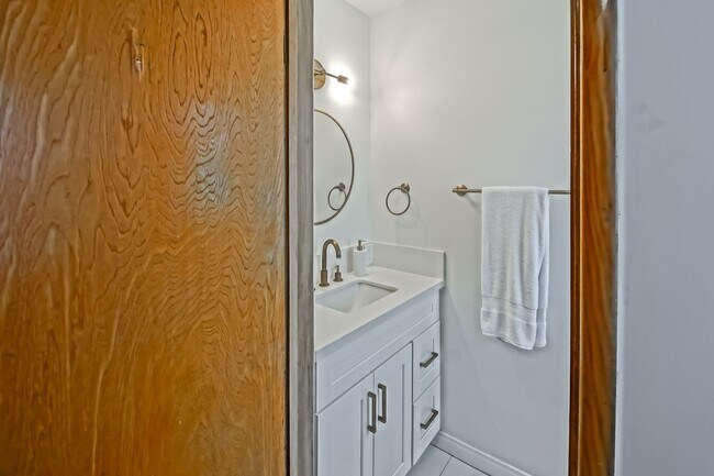 Building Photo - 1700 W 26th St