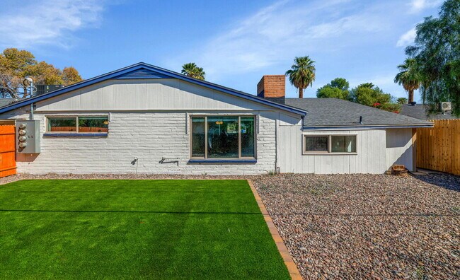Building Photo - Fully Renovated 2 Bed / 2 Bath in Central ...