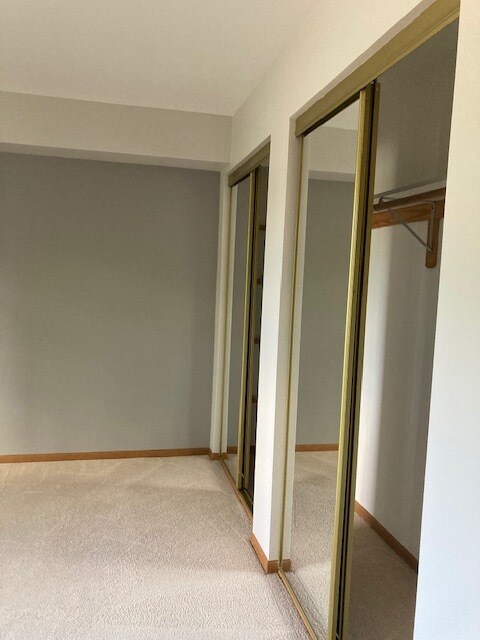 Double closets - 135 W Oak Leaf Dr