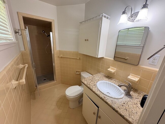 Building Photo - 901 Fair Oaks Ln