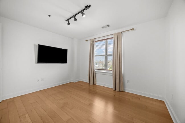 Building Photo - 618 N Boylan Ave