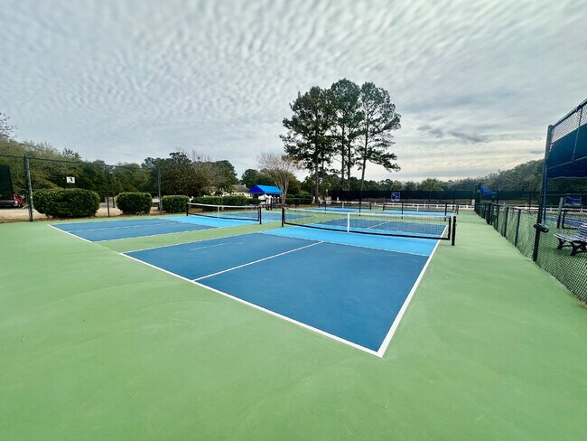 Building Photo - Spacious Two Bedroom Condo in the Crescent!