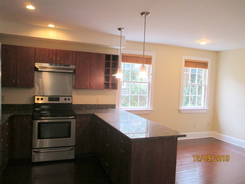 Building Photo - 17 Hampden Ct