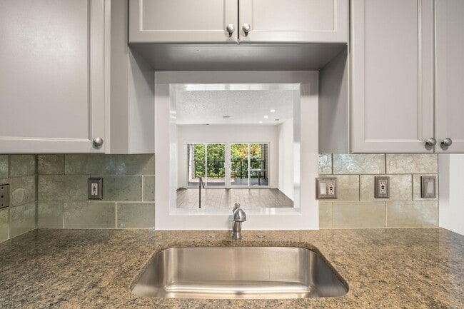 Building Photo - Updated 2BD/2BA Condo in North Portland! S...