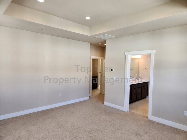 Building Photo - ***Spectacular 2-Story 4 bed, 2.5 bath, 2,...