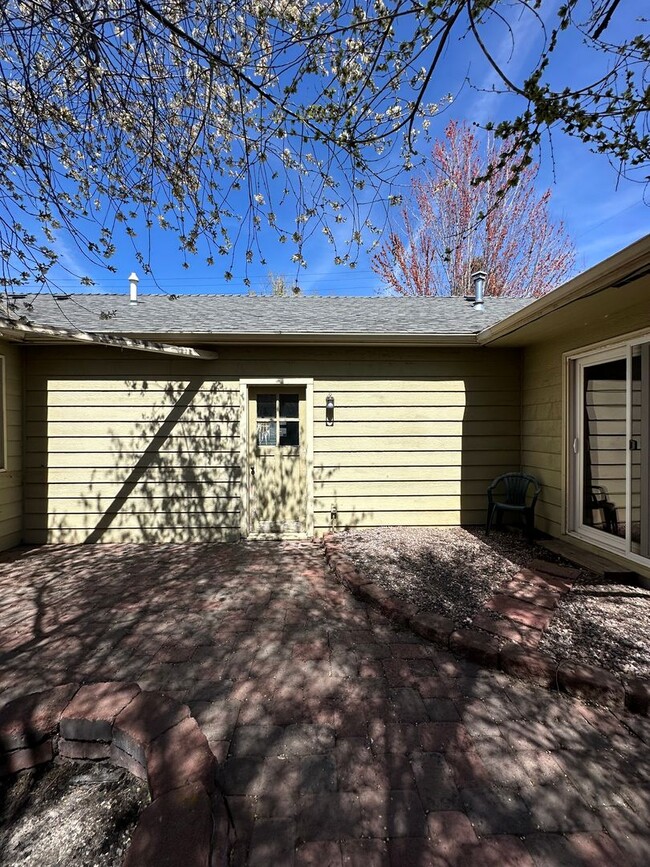 Building Photo - 245 NW Tumalo Ave