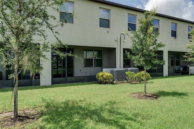 Building Photo - 724 Royal Empress Dr