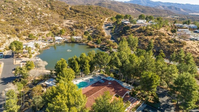 Building Photo - 55+ Senior Community~ 2 bed/2 bath with Am...