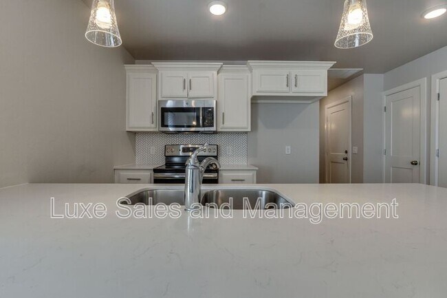 Building Photo - 407 Vail Cir