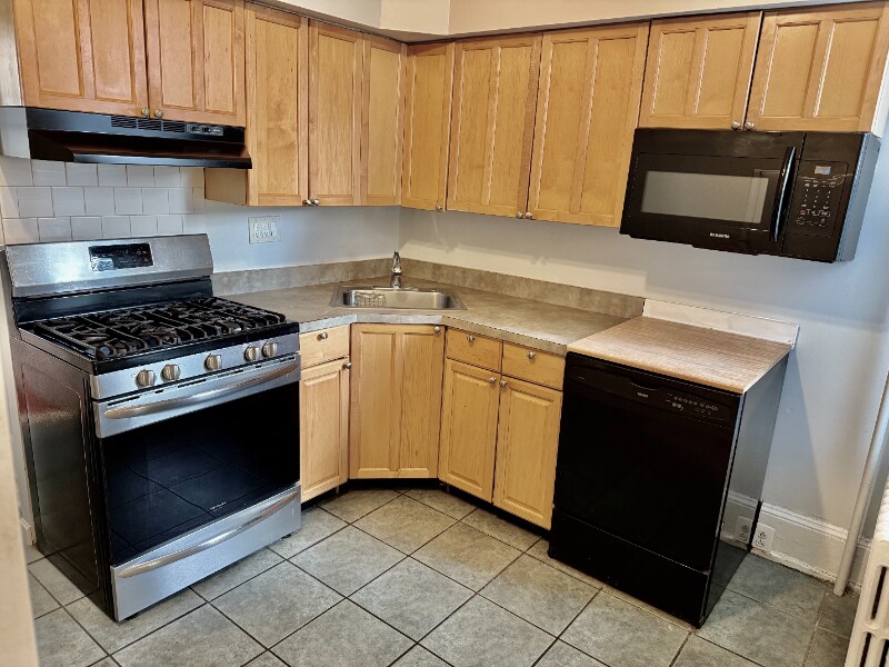 Building Photo - 302 Dickinson St