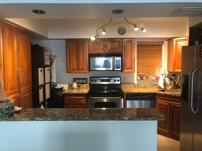 Building Photo - 9971 W Bay Harbor Dr