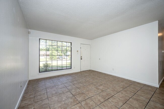Building Photo - 5612 Rose Dr