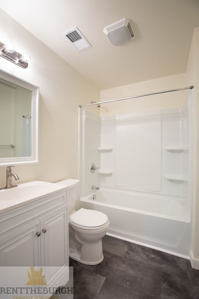 Building Photo - Updated 4BR House with 2 full baths and yard!