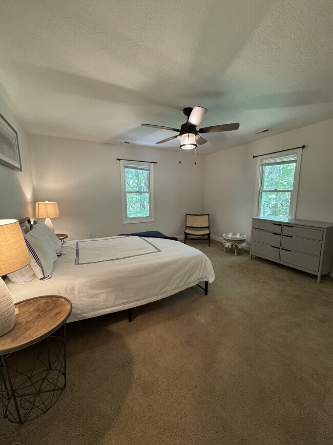 Building Photo - Fairview home 5 bedroom 3 1/2 bathroom home