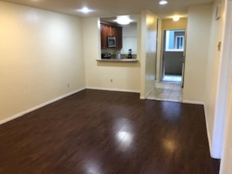 Building Photo - 7405 Charmant Dr