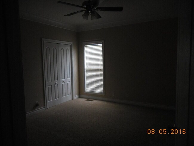 Building Photo - Lage 3 Bedroom  2 1/2 Bath Pet Friendly Home For Rent