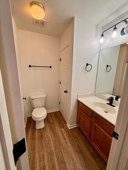 Building Photo - 1116 Island Club Dr