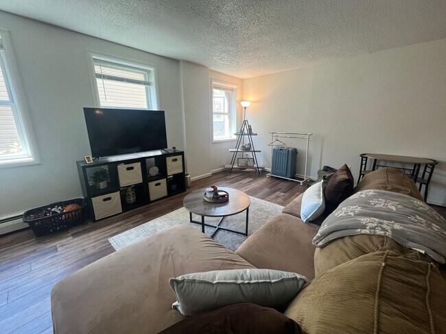Building Photo - Spacious 1 Bedroom Apartment! COMING SOON! - Avaliable August 1st
